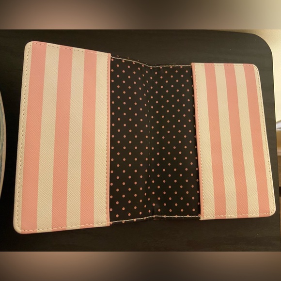 Victoria’s Secret Passport Holder and Luggage Tag Set - Picture 5 of 11